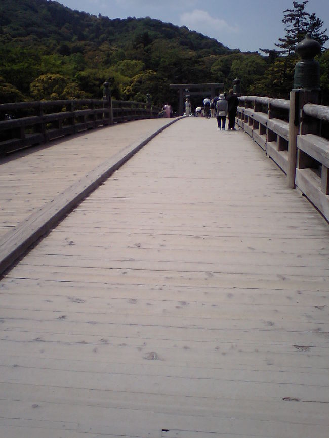 年初の出雲大社に続き、２度目の大きな神社への参拝。<br />今年は神社イヤーです。<br /><br />今回はガイドさん付きで観光バスツアー。<br />ガイドさん付きなんて何年ぶりだろ〜<br />