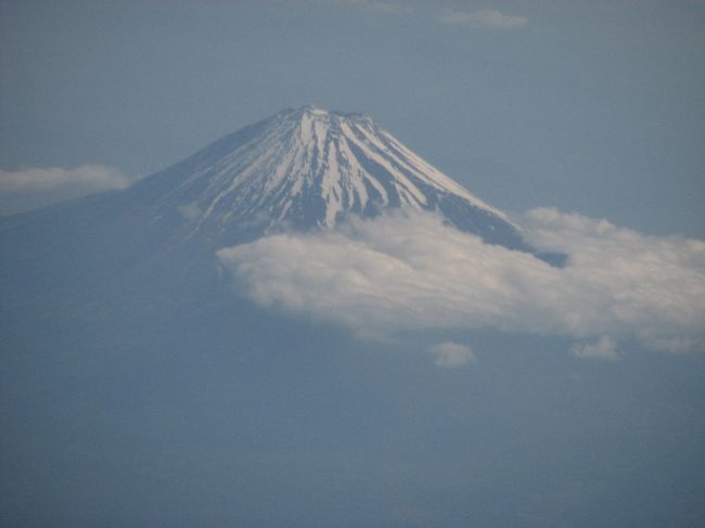 午前８時１５分頃、静岡市上空より素晴らしい富士山が見られた。　約１０分間富士山の撮影を楽しんだ。<br />前回(５月２０日)の東京～大阪便で撮影したときに比べて富士山の積雪もかなり減っていた。<br /><br /><br />＊静岡市上空よりの富士山