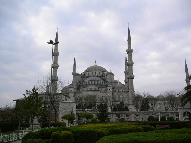 <br />イスタンブールのモスクを見てきました。<br /><br /><br />写真は有名なブルーモスク（スルタンアフメット・ジャーミィ）<br /><br /><br />他にイェニ・ジャーミィ、リュステム・パシャ・ジャーミィにも行ってきました。<br /><br />