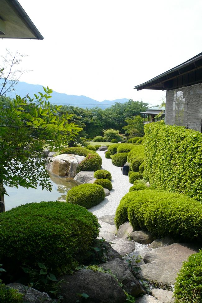 ゆっくり庭園を散歩してなんだかいい気分♪<br /><br />すると・・・やっぱりお腹が空いてきます（笑）<br />お部屋に戻って食事やお風呂・・・ラウンジに寄ったりとのんびりしつつも石亭での夜を満喫しました♪<br />