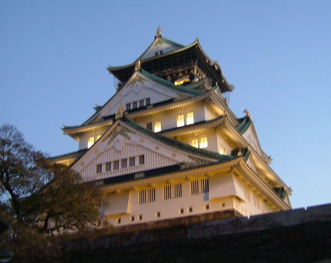 お城&歴史の旅行記へようこそ〜。<br />お城に関する旅行記は、それにまつわる歴史を知りたいので、ちょっと(いえ、かな〜り?)近寄りがたい旅行記になっています。よろしければご覧ください。<br /><br />(大坂城についての概要)<br />今までの旅行記で歴史をみてみると、戦国時代を乗り越えた安土桃山時代の頃になると、落ち着いてきたのでしょうか、藩主の方も戦いで生き延びるというよりも城下町というコンセプトでお城づくりをしてみたいという感じが見受けられます。交通の便が良いなど城下町を形成しやすい土地を選んでいるようです。<br /><br />そんな大坂城の土地は、織田信長が11年かけて僧を立ち退かせても欲しい魅力的な場所だったようです。<br />織田信長が亡き後、豊臣秀吉は長い年月をかけ難攻不落な城づくりをし、また城下町としての町づくりも行い、政治・経済などの中心都市になりました。<br /><br />そしてそれは現在でも変わらないようでした。<br />訪れた時も高いビルが並ぶ都会的な雰囲気の街でした。<br /><br />最後に、ゴージャスというタイトルは、豊臣秀吉が派手好みだったようでそこから。大阪城に展示されていた黄金の茶室はまばゆいばかりでした。落ち着かない感じがしますが。