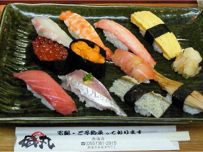 毎年行こう行こうと思いながら時機を逸してしまっていた伊豆大川の蛍見物。<br />今年も6月の8日(金)から24日(日)まで開催されるとのことで<br />http://www.e-izu-hotaru.org/<br />今度こそ、幽玄な蛍の舞を楽しもうと出かけました。<br />当初は朝早く三島を出て伊東で昼食後、スーパービュー踊り子に伊豆高原まで乗る予定を立てましたが、雨が降ったりして出発が遅れて、昼食は熱海で頂くことになりました。<br />三島では止んでいた雨が熱海では本降りで、遠くへ行くことが出来ません。<br />子供たちがお寿司を食べたいと言うので、短いほうのアーケードの外れの、安さを売りにしている感じの「磯丸 熱海店」と言うお店に飛び込みで入りました。<br />お店はカウンターと二人がけのテーブル席が二つ三つの小さなお店で、職人さんたちは女性と言う変わったおすし屋さん。<br />カウンター席に座って、僕はこのお店お勧めと言う「熱海握り」妻は「特上握り」子供たちはお好みで頂きました。<br />特別美味しいっていうネタはありませんでしたが、どのお寿司も平均レベル以上のお味で、小ぶりのシャリは我が家皆の好み。<br />今度ゆっくり夕食を頂に行きたいお値打ちのお店発見です。<br />昼食後はお気に入りのリゾート21の先頭座席に陣取って、一時間ほどの列車の旅を満喫して伊豆大川に着きました。<br />今回のホテルジャンボオーナーズ伊豆は伊豆大川駅から徒歩5分ほどの海岸沿いに立つ会員背ホテルで、オーナーは1泊2食¥8,500−で利用できます。<br />今回は、お部屋に余裕があると言うことでコネクティングルームを用意してくれて家族4人のんびりとホテルのお部屋で過ごせました。