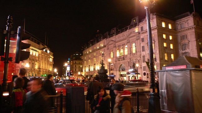 ロンドンは町全体が綺麗ですよね。<br /><br />この時、中心街はクリスマスムード一色でいたるところに<br />イルミネーションが飾られていましたよ。