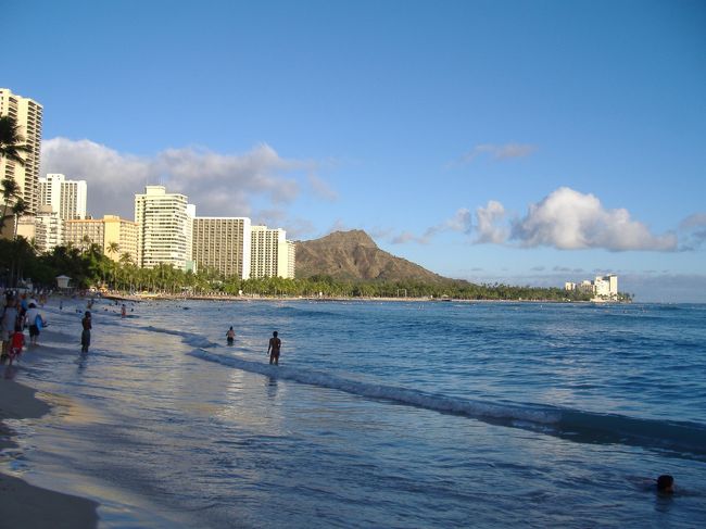 初めて海外・ハワイの挙式に参列してみました。<br />最高でした。<br />親族はハワイの正装、ムームーとアロハに身を包み華やかでした。<br /><br />天気も毎日良くて、やっぱりハワイは良いなぁ〜♪<br /><br />（でもたった５日間だったのでのんびりには程遠い旅行でしたけど）