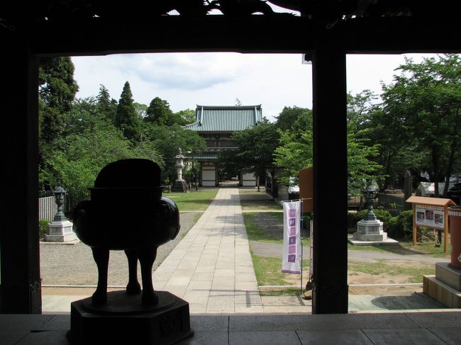 京成宗吾参道駅は、「義民ロード」のスタート地点です。ここからまず、宗吾霊堂へ向かいます。距離は、1.0KM約15分です。<br /><br />宗吾霊堂には、重税に苦しむ農民を救うため、禁止されていた将軍へ直訴し処刑された、佐倉宗吾(木内惣五郎)が祀られています。高橋尚子がシドニーオリンピックの金メダルを祈願した、立派な本堂があります。佐倉宗吾の遺品がおかれている霊宝殿には、宗吾が処刑されてから350年を記念して寄せられた、小泉純一郎さんや長嶋茂雄さんなど各界の著名人の「義」の一文字を書いた色紙が展示されています。<br /><br />次は、麻賀多神社へ向かいます。宗吾霊堂から麻賀多神社まで、1.9km約30分です。麻賀多神社は、平安時代の古書にも記載されている、由緒ある神社です。ここの御神木は、樹齢千三百年以上の大杉で、幹の太さ9m高さ40mあり、関東一といわれており、千葉県の天然記念樹にも指定されています。<br /><br />次は、宗吾旧宅へ向かいます。麻賀多神社から宗吾旧宅まで、1.0km15分です。宗吾旧宅は、佐倉宗吾の旧宅でしっとりと風情のある庭があり、現在も16代目の御家族が、住まわれています。<br /><br />宗吾旧宅から最後の甚兵衛公園まで、3.1km約45分です。甚兵衛公園(甚兵衛渡し)は、佐倉宗吾を渡し舟で、印旛沼の対岸まで禁を破って船で送った船頭、甚兵衛に由来する場所です。<br /><br />帰りはバスが利用できます。成田コミュニティバスの甚兵衛渡しバス停から、京成公津の杜駅へ出るのが便利です。<br /><br />2007/06/15 第1版<br />2012/06/26 第2版