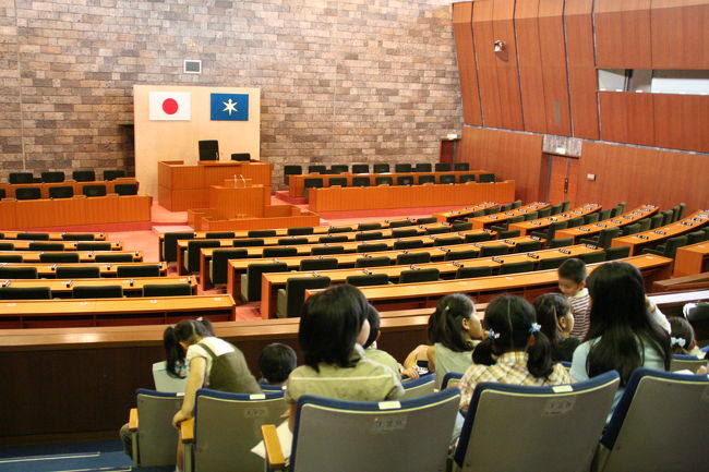 今日はわけあって県庁見学ツアーに参加した。<br /><br />千葉県知事の堂本知事と子ども達が写真を撮り、色々な話を聞いたり、県庁を案内してもらったりと、滅多に見ることが出来ない、入ることもはばからない場所に入ることが出来て、貴重な体験をしました。