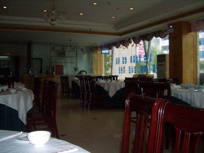 明和大酒店の食堂 <br /><br /><br /><br /><br />4日目:保山から拉孟・龍陵・騰越へ<br />5月9日(水)晴れたり曇ったり、雨もあった<br /><br />2007.平成19年5月9日(水)<br /><br />■さあ、いざ出発<br /><br /><br />今日も朝は6時半ごろに目が覚め、シャワーを浴び出発の準備に掛かる。 <br /><br />保山での滞在は昨日の午後からなので丸一日もなく、いささかあっけないが、戦跡を巡るということでは、昨日から自分の気持ちの中で、すでに始まっている。 <br /><br />そして、今日の騰越までの道程は、いよいよ佳境に入るので朝から気合十分だ。 <br /><br />バイキングの朝食に珍しく麺があり、それを頼んで食べた。見た目から辛そうな麺だったが、味はそれほど激辛でもなく美味しかった。 <br /><br />部屋に戻り、いつものようにこれでもかというくらい綺麗にして退房をした。 <br /><br />段従虹が約束の時間にやってきた。8時出発である。 <br /><br /><br /><br /><br /> <br /><br />