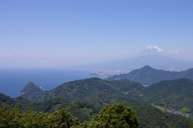 城山を 後にして、次は 伊豆長岡温泉街をまたぐ、<br />葛木山へと 登頂を開始しました。<br />表紙の写真は 葛木山山頂からの風景。<br />富士山の手前に見える 山々が 先々週、登った<br />愛鷹連山、駿河湾に浮かぶ 淡島。 <br /><br />山頂からは こんな 景色が見えるんですよ。<br /><br />どうですか？  こんな 風景が 私の近所では<br />ごく 当たり前に 見る事が出来ます。<br />これは 県外の人に 唯一？ 自慢できる事かな。<br /><br />では 続きの葛木山 登頂編を お楽しみ下さい。<br />