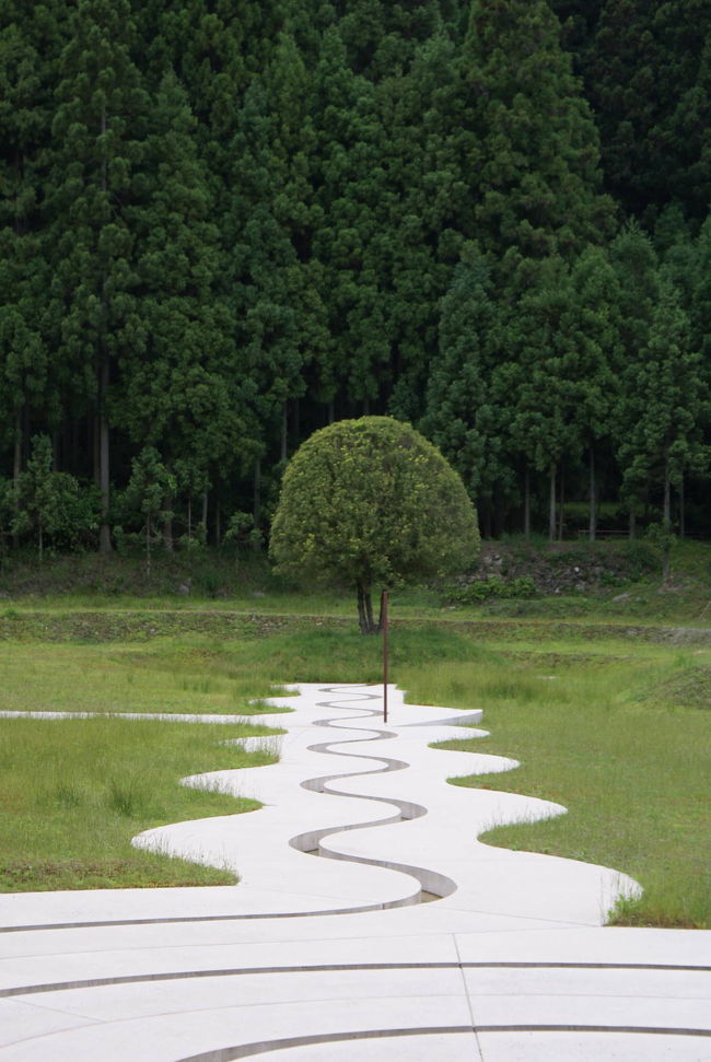 やってきましたぁ〜〜<br />奈良県宇陀川市。もうほんと三重の手前です。<br /><br />今日のお目当ては「室生山上公園　芸術の森」です。<br />公共事業（地すべり対策)と芸術が融合した<br />パブリックアートです。<br />デザイン監修は、スペインのパサージュで有名な<br />彫刻家のダニ・カラヴァン氏。<br />都会の喧騒を離れ、五感で自然を感じるスペースでした！<br /><br /><br />その後、奈良市写真美術館、新薬師寺を訪問ですぅ<br />新薬師寺は大発見です！