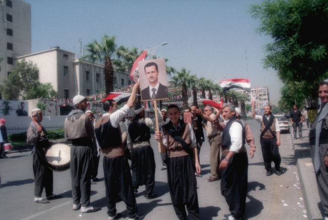 ５月２７日はアサド大統領の信任投票が行われた。その前後はシリア国内はお祭り騒ぎ。