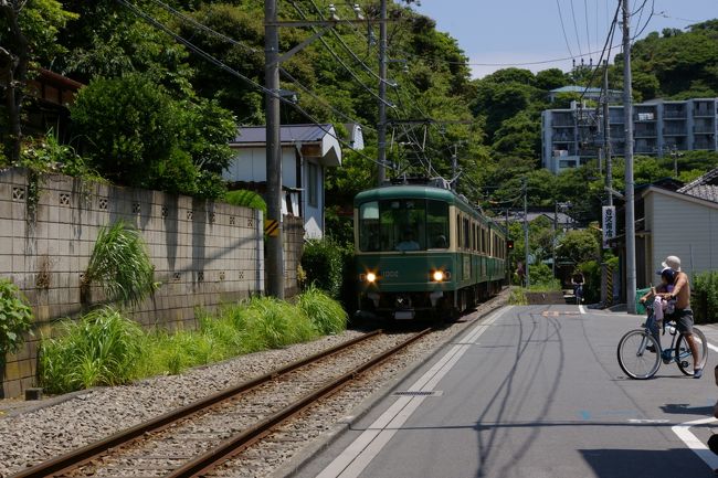 天気がいいので今日は鎌倉から江ノ島まで江ノ電に沿って歩きました。晴天ですがそれほど暑くもなく、気持ちよく歩くことができました。１３４号線を車でなく歩いて行くのもたまにはいいもんですね。でも、稲村ガ崎から見える江ノ島　結構近くに見えましたが行けども行けども近づかない・・・いやー遠かった。<br />