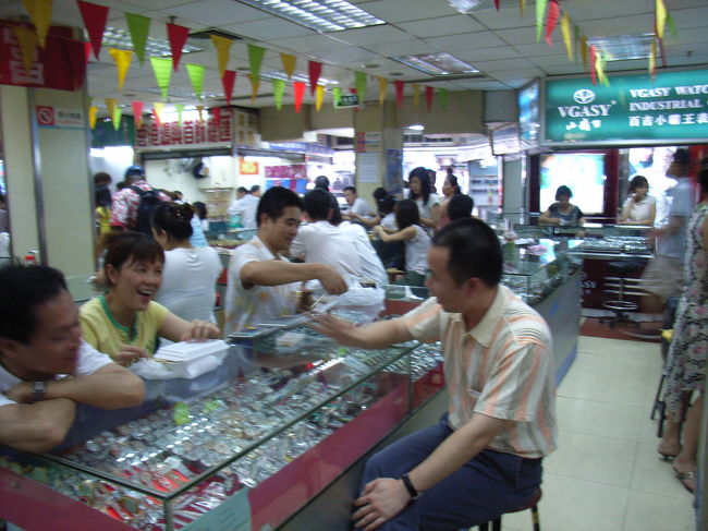 広州に限らずいろいろなところでばった物のお店があるが、これも中国。広州駅の西側に大きな時計市場がある。この市場もいつまで営業が出来るのか。