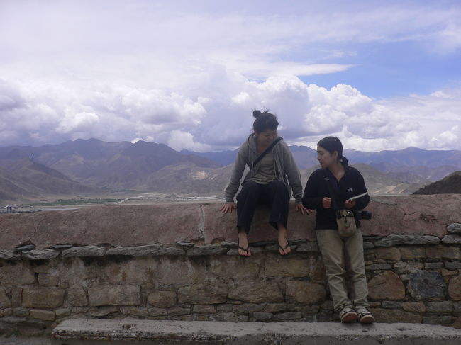 長年のあこがれの地、チベットに行ってきました〜！！<br />カトマンズから陸路で中国への国境へ！<br /><br />ネパールのイミグレーションで手続きを済まし、<br />国境の川にかかる友好橋を越えるとそこは、チベット自治区です。<br />とはいっても、すぐにチベットらしいというわけではないわけなんですが・・・でも、住んでる人の雰囲気は変わったかな！？<br /><br />それにしても、チベット自治区の公安の職員はとても恐ろしかった。　<br />チベットもやっぱり中国なんですね。