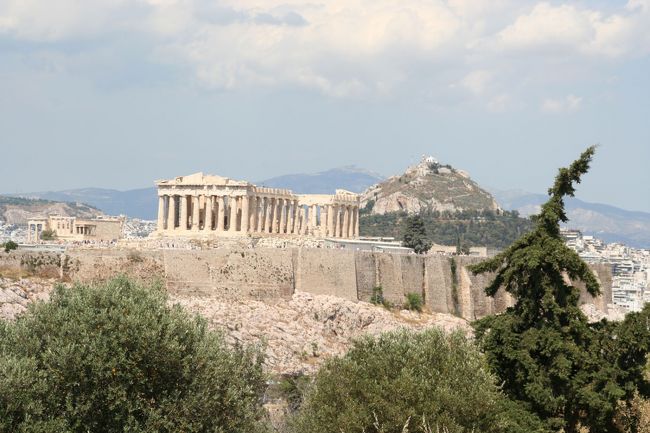 ギリシャ旅行の後半。１日アテネで遺跡巡り。まずは、取りあえずフィロパポスの丘に登ってみる。アクロポリスやアテネ市街を一望できる。次にアクロポリスに向かう。憧れのパルテノン神殿を間近に見て感激。次にローマン・アゴラ、古代アゴラ、現代のアゴラと３時代（？）のアゴラを見学。ケバブピタの昼食をとった後に地下鉄でアクロポリまで戻り、ゼウス神殿へ。その後コロナキで買物をし、続いてプラカ地区をぶらぶらしてから、もう一度、フィロパポスの丘に登る。６月上旬とはいえ、陽射しは強烈。これだけ歩くとさすがにばてた。