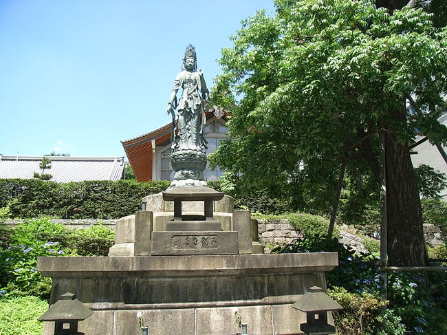 東京23区で一番高い山と言われている愛宕山に控えているのが愛宕神社です。<br />防災の神様として、徳川家康の時代に創建されました。<br />6月23、24日は千日詣りと言って、この日に参拝すると千日分のご利益があるということなので、本日参拝します。<br />聞いたところによると、京都の千日詣りは、7月31日夜から8月1日早朝にかけて参拝するということですが、東京でも同様（23日夜から24日朝にかけて）なのかどうかは知りません。<br />まあ細かいことは気にしないようにします。<br /><br />愛宕神社の最寄り駅はいくつかあって、裏を返せば中途半端な場所にあるということです。<br />バスでも行けます。<br />JRの浜松町駅や新橋駅から歩いてという手もありますが、このくそ暑い中、JRの駅から歩いてというのは私にとって自殺行為かもしれません。<br />今回私は都営三田線御成門駅から行くことにします。<br />ちなみに、御成門というのは増上寺の門の一つで、徳川将軍が増上寺に参詣する際に正門ではなくこの門を通ったことから、「将軍様が御成りになる門」ということで名付けられました。<br /><br />近くには青松寺もあるので、そちらにも寄ります。<br />曹洞宗江戸三ヶ寺の一つです。<br />この寺には爆弾（肉弾）三勇士の墓があるということなので、お参りします。<br />三勇士というのは、上海事変において突破口を開くために敵陣に爆弾を抱えて突っ込んで自らも爆死した兵士三人のことで、美談になりました。