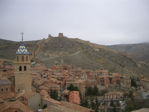 スペイン山の上の城壁の町ドライブ旅行』クエンカ(スペイン)の