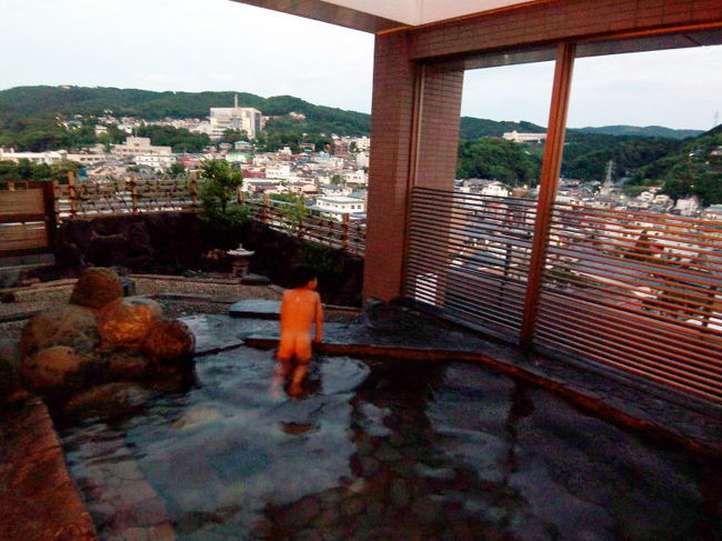 盧歓談(ろかんだ)のディナーバイキングをお腹いっぱい頂いて、最上階の温泉大浴場に向かいました。<br />この日はお客さんが少ないのか、それとも未だ皆さん夕食中なのか大浴場は空いていて、殆ど貸し切り状態でのんびり温泉を楽しめました。<br />最上階の露天風呂から夕暮れの伊東温泉街の眺めを楽しんで、夜はお部屋でビールを飲みながら、子供達とゲームをしたりのんびり過ごしました。<br />翌日は、いつも大混雑するホテルのバイキングの朝食は避けて、ホテルから徒歩5分程のところにあるファミレスで朝食を頂きました。<br />初めて入った「ジョナサン」はドリンクバーが充実していて、お茶好きの妻は喜んでいました。<br />朝食後はホテルに戻り、子供達は宿題、僕はサンプロを見て過ごしました。<br />お昼過ぎにレイトチェックアウトをして、来る時にチェックを入れてあった回転寿司「網元 徳造丸」で遅い昼食を頂き、電車で三島に帰りました。
