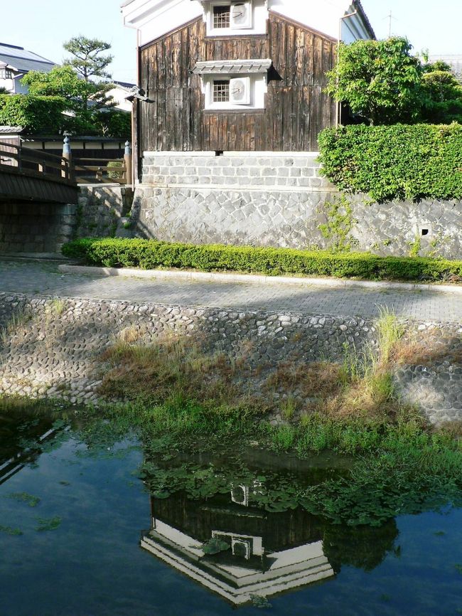 石清水八幡宮（いわしみずはちまんぐう）は京都府八幡市の男山山上にある神社で大分県宇佐市の宇佐神宮（うさじんぐう）、福岡県福岡市の筥崎宮（はこざきぐう）と並ぶ日本三大八幡宮のひとつ。藤原氏が権勢をふるった時代に文徳天皇の第1皇子であったものの母が紀氏出身であったために天皇になれなかった惟喬親王（これたかしんのう８４４―８９７年）を 退けて皇位継承した、母が藤原氏出身の清和天皇（せいわてんのう８５０―８８１年)が創建者。清和天皇が即位した翌年社殿を建立して以来、京都の北東にある比叡山延暦寺と対峙して京都の南西の裏鬼門を守護する王城守護の神、王権・水運の神として皇室・朝廷より篤い信仰を受け、天皇・上皇・法皇などの行幸啓はこれまでに２５０以上とのこと。また、源氏をはじめ、足利氏・徳川氏・今川氏・武田氏などが氏神として信仰したことから武神・弓矢の神・必勝の神として崇敬された。１８６８年の神仏分離までは「男山４８坊」と呼ばれる数多くの宿坊が参道に軒を連ね、近衛信尹（このえ のぶただ　１５６５−１６１４年）、本阿弥光悦（ほんあみ こうえつ１５５８−１６３７年）とともに「寛永の三筆」として知られる松花堂昭乗（しょうかどう しょうじょう　１５８２−１６３９年）も八幡大菩薩に仕える社僧の一人だった。<br />石清水八幡宮への参拝は最盛期より少なくなったと言うものの、現在も男山周辺には社寺が多い。<br />今回は善法律寺（ぜんぽうりつじ）、正法寺（しょうぼうじ）、　八角堂（はっかくどう）、松花堂（しょうかどう）、円福寺（えんぷくじ）を訪ねてみた。<br />（写真は放生川の光景）<br />