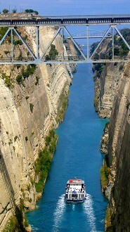 ギリシャは世界文明発祥の地。<br />ギリシャの旅はその根源であるミケーネ文明が芽生え、繁栄し、世界文明の基礎を育んだペロポネソス半島に向って、アテネをスタートすることから始まった。<br /><br />先ずはペロポネス半島の玄関口・コリントス運河のあるコリントス地峡へ。<br /><br />途上,”対ペルシャ戦争の古戦場”だったり、”世界遺産のダフニ修道院”があったり、”「デメテルの秘儀」が行われていたというエレフシナ神殿が建っていた所”とのガイドさんの説明も、車の窓から見えるのはサラミス島を挟んで見え隠れする船影と、石油コンビナートであった。<br /><br />コリントス運河はエーゲ海とイオニア海コリンティアコス湾とを結んでおり、全長6,343m,幅24.6,平均高さ80ｍ。着工開始11年後の1893年に完成した。<br /><br />この運河の開通により、従来のペロポネソス半島を大きく迂回するルートに比べて航路が400kmあまり短縮された。<br /><br />運河の橋を渡ればペロポネス半島。<br /><br />ギリシャ神話は知らずとも、トロイヤ戦争の主人公ヘレナ(ヘレン）や、アキレス腱でお馴染みのトロイヤ戦争の英雄アキレスの名は知る人も多い。<br /><br />ペロポネス半島はそのトロイヤ戦争のギリシャ側の舞台。<br /><br />「人間が増えすぎたので、戦争を起こし人間を少し減らそう」とこの戦争を画策したのが、なんと全能の神ゼウス。<br /><br />実際に10年に亘るこの戦争の引き金になったのは神々の結婚式での、ヘラ（ゼウスの正妻）、アテネ（ゼウスの姉）、アフロディテ（ゼウスの伯母・ローマ名はかのヴィーナス）の３人の美女争い。そしてこの”争い”の火種ををこっそり起こしたのもやはりゼウス。イヤハヤ・・・<br /><br />またペロポネソス半島は現代史でのギリシャ独立戦争の発端となった所でもある。<br /><br /><br />この旅行のルートマップ、旅行日誌、メニューリストと写真等の詳細は下記<br />https://www.wtshin.com/greece/greeceroot/framegreeceroot.html<br />をご覧下さい。