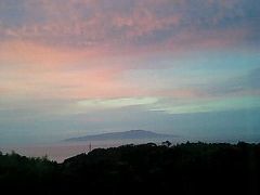 早朝4時、伊豆から見た大島