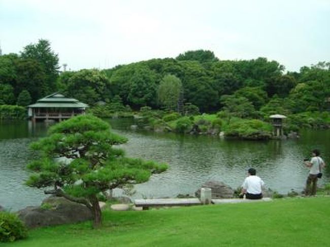 ６月も最終日、ようやく梅雨っぽい空模様になって来ましたが、何とか天気がもちそうだったので、今日もまた江戸の庭園を散策しに行きました。<br />本日の目的地は、清澄庭園です。<br /><br />岩崎弥太郎の旧邸で、明治の庭園を代表する「回遊式林泉庭園」ですが、全国から取り寄せた名石を多分に配しており、見事(豪華？)という他ありません。<br />元は江戸の豪商・紀伊國屋文左衛門の屋敷跡と言い伝えられていおり、後に下総国関宿の城主・久世大和守の下屋敷→岩崎邸として受け継がれて来ました。<br /><br />今回の清澄庭園で都立庭園を巡るシリーズも５回目ですが、私達夫婦の間では、小石川後楽園を抜いてトップに躍り出ました！<br /><br />それでは、江戸屈指の名勝、清澄庭園をご堪能ください。