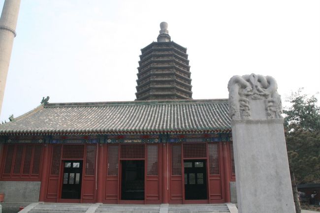 北京西駅の東側約２Kmに天寧寺というお寺があります。自転車走行中に、旅行案内書で見たことのある塔が見えましたので寄ることにしました。発見場所は「蓮花池東路」から南側。どうやって塔に近づけば良いのだろう？塔は見えるのだが･･･発見した場所から道が分からない？