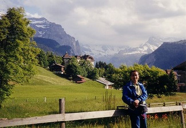 １９９４年６月に行ったスイスの旅行を写真で紹介していきます。<br />このブログ以外に自分のサイトではビデオを公開しています。<br />今日初めてこのページを知ったところなので、写真も少ししか公開できていません。<br />また、行った旅行先もたくさんあるので、順次公開していきます。<br />ちなみに私のホームページはgoogle検索で「世界の街角ビデオ」で検索してください。ちなみにURLは<br />http://world.jpn.ph/<br />でビデオを見ることができます。<br />