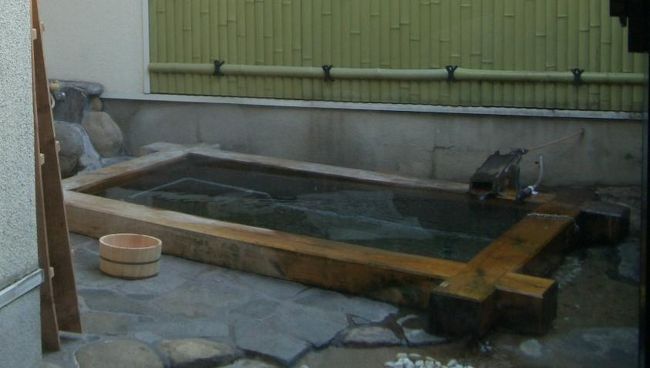 里帰りを兼ねて、鳥取まで足を伸ばしました。<br />鳥取の郊外の鹿野温泉の夢彦という宿に宿泊しました。<br />部屋に露天風呂がついていて、蟹食べ放題でした。<br /><br />満足の旅行でした。<br /><br />帰りに、鳥取砂丘、城崎温泉によって帰ってきました。