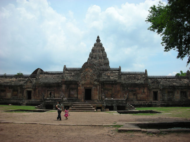 知り合いの家（ブリーラム県：スリンの西隣）へ遊びに行くついでに、遺跡にいくつか連れて行ってもらった。<br />ムアン・タム遺跡＆パノム・ルン遺跡。<br />どちらもカンボジアとの国境近くにあり、特にパノム・ルンは、カオ･プラ･ウィハーン、ピマーイと並び、タイ国内の３大クメール遺跡のうちのひとつ。<br />小高い死火山の上に立ちタイの農村風景とコンボジアとの国境となるドンラック山脈を望むことが出来る。<br />今回は同居人が車で連れて行ってくれたが、旅行会社のツアーを利用か、コラートからバスに乗ってくるのが普通らしい。<br />