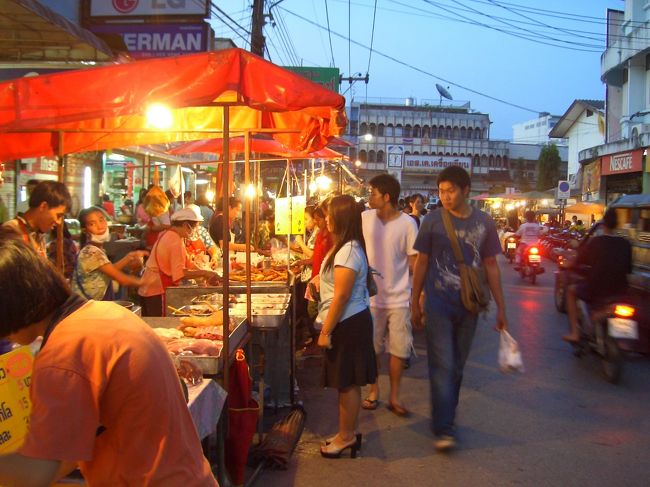 チェンライのナイトバザールと昼間の街角のスナップ集です。<br /><br />タイトル写真は市場（タラート）でナイバザではありません。