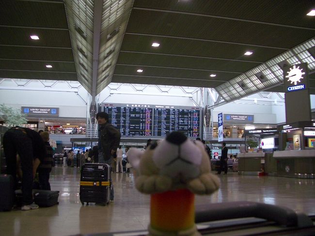 成田空港から出発して、バリ島で楽しく遊んできたよ。<br /><br />春休みに入ったからか？空港は多くの人で混雑していたワン。<br /><br />