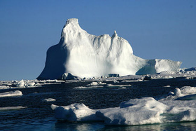 氷の大地・グリーンランド！世界最大の島！国土の85%が氷の大地である。日本の６倍の面積に人口約６万人。海流の影響で全土が極寒ではない。青い空、氷河の山や氷河、氷山、咲き乱れる草花、とても美しい風景！また火の国・アイスランドは人口約30万人が日本の約1/3の国土に住む。小さい島だが母として暮らしやすい国ランキングや生活水準ランキングでは世界のトップレベル！消費税24.5%や所得税40.88%には驚くが社会保障が完備した国であるし、日本と同じように世界長寿国でもある。何れの国も不思議な魅力ある国・・今回もまた新しい発見・感動があった。やはり旅は楽しい・・！<br /><br />詳細は<br /><br />http://yoshiokan.5.pro.tok2.com/<br />旅いつまでも・・★画像旅行記を<br /><br />ご覧ください。