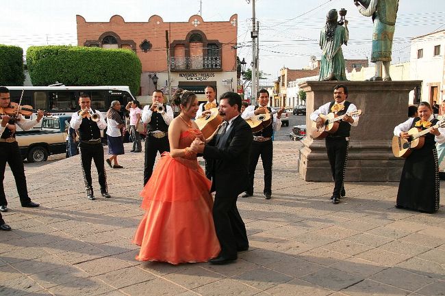 　グアナファトからメキシコシティへ移動する前に、ぶらり途中下車の旅で寄れそうな世界遺産という安易な理由でケレタロを目指した。<br />　街並みとかはあまり思い出に残ってないけど(笑)、思いがけない現地の人とのふれあいを楽しむことができた。俺が一方的に触れただけという説もあるけど(^_^;)<br /><br />□4/28(金) 成田空港出発(15:55) →ロサンゼルス空港着(12:50)<br />■4/29(土) ロサンゼルス発(01:00) →グアナファト着(06:05) →ケレタロ<br />■4/30(日) ケレタロ →モレーリア →メキシコシティ<br />□5/1(月)  メキシコシティ →テオティワカン →メキシコシティ<br />□5/2(火)  メキシコシティ →プエブラ →メキシコシティ<br />□5/3(水)  メキシコシティ →(空路)→メリダ →ウシュマル →カンペチェ →メリダ<br />□5/4(木)  メリダ →チチェンイツァ →カンクン<br />□5/5(金)  カンクン →カンクン空港発(16:30) →ロサンゼルス空港着(19:40)<br />□5/6(土)  ロサンゼルス空港発(14:35)<br />□5/7(日)  成田空港到着(18:00)