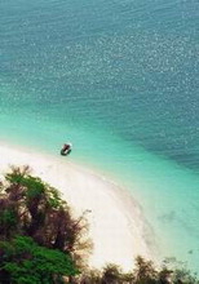 パナマ湾に浮かぶマリンスポーツがさかんな真珠諸島(Archipielago de Las Perlas)、その中心地の島、コンタドーラには国際級のホテルがある。ここは、時のスペイン国王、イザベラ女王に献上した世界最大の天然真珠が採れた地でもある。<br /><br />イランを追われたパーレビ国王が住んだ島もある。何かと曰く付きかもね。しかし、まったりと時が過ぎていく、楽園のような島です<br />