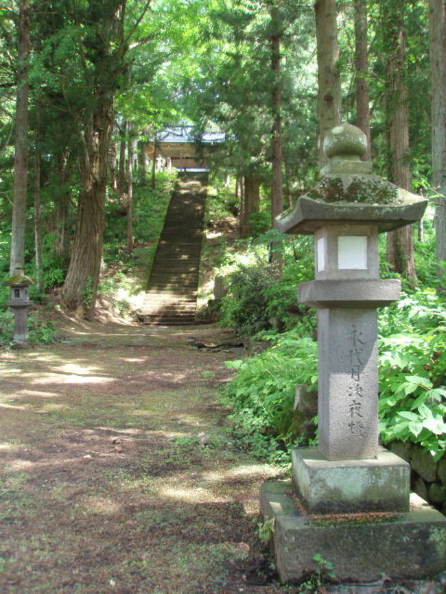 北信濃紀行その５。<br /><br />旅行２日目は、みゆき野の風景を眺めながら散策することにしました。<br />この美しい響きの「みゆき野」とは正式な地名ではなく、<br />飯山市・木島平村・野沢温泉村・栄村の四つの村をさす言葉です。<br /><br />まずは、野沢温泉から路線バスに乗って、小菅の里へ。<br /><br />長野県飯山市の小菅の里は、映画「阿弥陀堂だより」のロケ地です。<br />主人公の夫婦が散歩した小菅神社の奥社への杉並木の参道や、<br />村祭りの舞台として登場した小菅神社の里社。<br />映画に登場した場所をぜひ実際に見てみたいと思ったので、行ってみました。<br /><br />小菅の里を散策した後は、飯山市の隣の木島平村へ。<br />のどかな風景を眺めながら、のんびりと歩いてみました。<br /><br />その土地ならではのものを食べることも、旅の楽しみのひとつです。<br />信州といえば蕎麦、飯山といえばアスパラガス。<br />美味しい蕎麦とアスパラガスも堪能できて、大満足の１日でした。<br /><br />