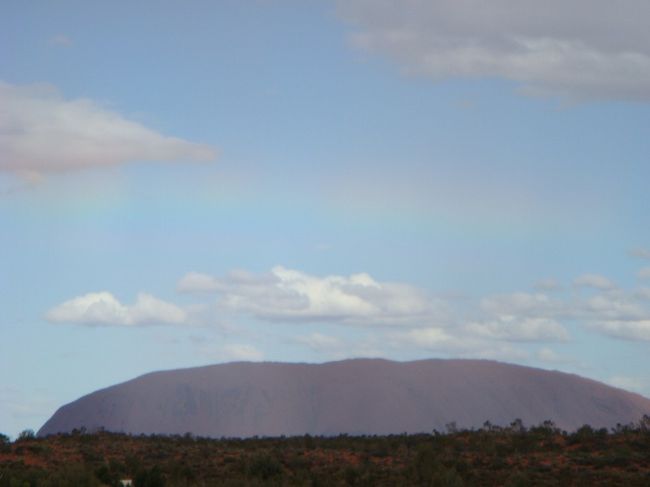 エアーズロック滞在２日目です。<br /><br />この季節、とにかく朝は寒いです。<br />ジャンバーにフリース、そして長袖、半袖と着込みました。<br /><br />この写真、ウルルの上に虹がかかっています。