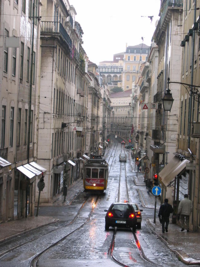 学生の時の卒業旅行以来のポルトガルです。<br />あの時はまだ通貨が統合される前だったので<br />すご〜く物価が安かったのを覚えています。<br />安宿素泊まり２０００円だったかなあ〜<br /><br />今回も前回同様ブリティシュ航空でヒースロ経由<br />で行きました。リスボンの空港は国際空港でありながら<br />こぢんまりとしていて、市の中心部まではとても近い<br />距離にあるんですよ。夜到着する便に乗ると、リスボン<br />市内の１００万ユーロ！？の夜景が目に飛び込んできますよ！<br /><br />リスボン市内の街並みはとても古い建物ばかりなので、<br />ただ目的もなく散策してるだけでかなり目が癒されます★<br /><br />