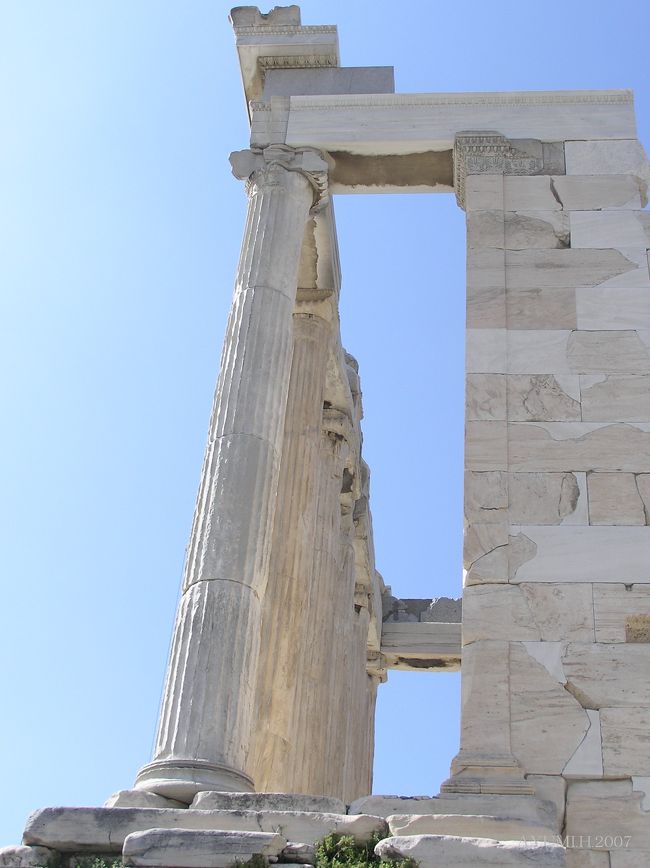 続いて、同アクロポリス内にある<br />アクロポリス博物館、エレクティオン神殿を見ました。<br /><br />写真はエレクティオン神殿。