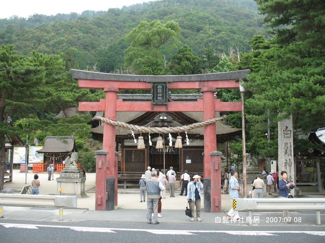 　近江は全国的にみても渡来系氏族の多い地域として知られる。彼らの使っていた土器は、４世記以後朝鮮半島で焼かれた「硬質土器」と呼ばれ、日本の須恵器の源流になった。<br />　近江高島は安曇川流域の穀倉地帯を擁し、海津を通って敦賀に又、安曇川沿いに朽木を経て若狭にも出られる交通の要衝である。<br />　高島には継体天皇の別荘があったと言われ、三尾氏と呼ばれる古代氏族がいて、鴨稲荷山古墳は族長の古墳だと言われている。継体天皇の父、彦主人主命（ひこうしのみこと）の墳墓だというう御陵もある。<br />　又、近江は鉄の生産地と知られ、マキノに製鉄遺跡が発見されている。<br />　近世の近江高島には信長の甥、織田信澄が天正６年（１５７８年）大溝城を築城。大溝は琵琶湖の良港で、物資の集積場で軍事上でも有利な位置にあった。信澄は明智光秀の娘を妻としていたため、本能寺の変の際、大坂城で織田信孝、丹羽長秀に謀殺された。元和５年（１６１９年）分部光信が伊賀上野から移封され、２万石の大溝藩が成立。以後高島は城下町として栄えた。<br />　高島郡内には式内社が３４座あり、有名な白髭神社他、規模が小さいが歴史的に見所が多い。