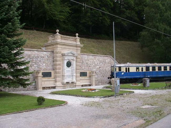 フィラッハからウィーンに向かう列車はゼメリング鉄道を通る。ヴォルフスベルクケーゲル駅で途中下車してゆっくりと見てきた。<br /><br />表紙の写真はゼメリング駅の記念碑<br /><br />詳細は下記URLを参照ください。<br />http://don-quijotes.com/doromiti2/doromiti24.html