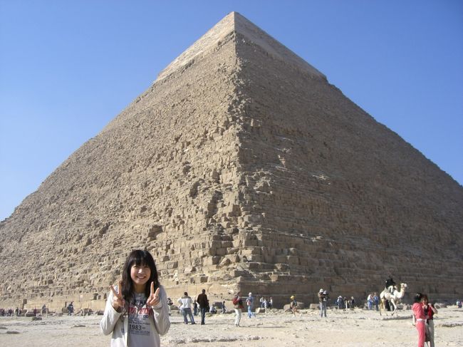 ツアーでエジプトとトルコにいってきました♪<br /><br />この旅行記はエジプトです☆<br /><br />ピラミッドをみつけた瞬間とーっても感動しました！！<br /><br />モスクとか市場も楽しかったけど、やっぱりエジプトといったら<br /><br />ピラミッド☆☆☆ラクダにも乗りました♪♪<br /><br />物価が安すぎて、スーパーでおみやげのお菓子を３個くらい<br /><br />買ったけど６０円くらいだったり♪♪<br /><br />ちょっとだけのおつりだったら、お金の変わりにガムだったり☆<br /><br />初めてのアフリカ最高でした♪♪