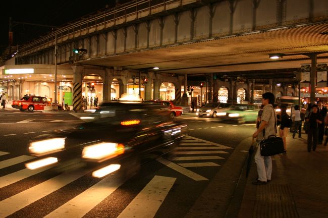 本日は上野で待ち合わせだったので、ついでに<br />会社帰りにサラリーマンのメッカ、上野アメ横を撮って来ました。