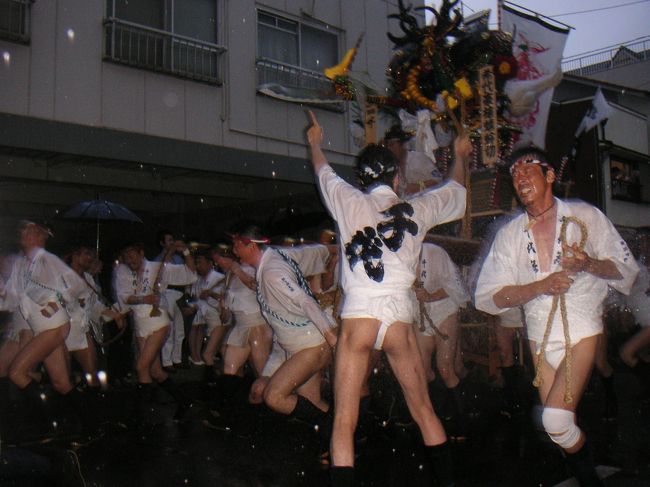 ついに行ってきました今年の追い山。参加者は僕も含めて11人。 <br /><br />台風4号は逸れたものの降りしきる雨足は時間を追って強まるばかり。舁き手はもちろんのこと、沿道の見物人もみんなびしょ濡れ。こんなときこそ祭りの一体感はいやがうえにも高まるのです。 <br /><br />ありがとう、山笠、ありがとう、博多。 <br /><br />追記―必見!今年は追い山の後の町の表情も収めました。