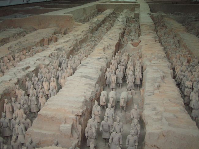 西安といえば、兵馬庸。<br />ここはツアーで訪れる人が多いと思いますが、<br />駅から、路線バスで簡単にいけます。<br />兵馬庸と市中心部を気ままにバスで観光しました。<br />私は初めて西安に行き、中国語はわからず、ガイドもつけません<br />でしたが、何の問題もなく廻れました。<br />