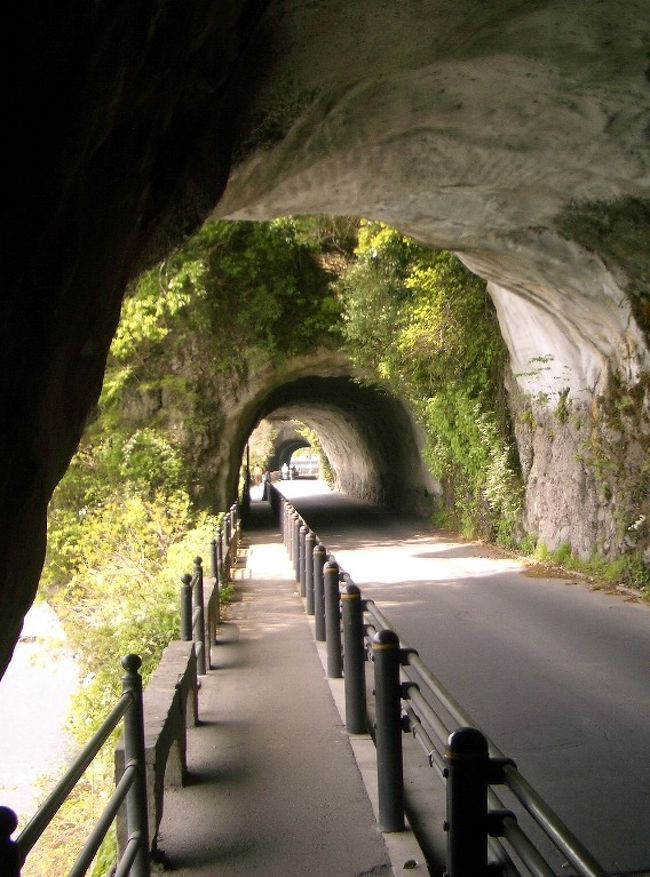 ■はじめてのひとり旅<br /><br />　ひとりぼっちの旅になりました。想い出さがして・・・大分／熊本／宮崎へ愛車を走らせました。<br /><br />「青の洞門」<br />　山国川のほとりの競秀峰のすそに掘られた青の洞門。今は車が通るトンネルになっているが、昔の素掘りのトンネルも一部残っている。菊池寛の小説「恩讐の彼方に」でよく知られる話が残っている。