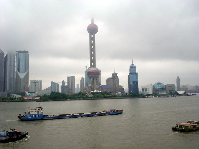 お天気は晴れだが、外灘には霧。<br /><br />５ヶ月にわたる東南アジア、中国雲南省の旅の終わりだ。<br /><br />今日は、日中フェリー新鑑真号に乗って、神戸港を目指す。<br />チケットは往復を上海で買ったので、また戻ってくる。<br /><br />ユーラシア大陸自由自在の旅を極めるには、ホンの始まりに過ぎない、今回の旅行は小手調べとしては、マアマアの出来だっただろう。<br /><br />何か、夫婦バックパック旅行のコツが分かりかけた、というところか。<br />早く中国を極めて、次のステップに進みたいモノダ。<br />などと考えながら新鑑真号の旅を楽しみました。<br /><br />新鑑真号　中日国際輪渡有限公司（上海）のURL;<br />http://www.chinjif.com<br />日中国際フェリー（株）のURL;<br />http://www.fune.co.jp/<br /><br />現地ネット環境劣悪のため緊急避難ページあり。<br />http://www.geocities.jp/ariyan9907/2007-1yunnan_040.html（フリーサイズ写真で見やすくなっています）<br /><br />