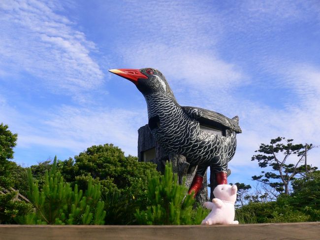 今年もＪＡＬのマイルが貯まったので沖縄へ。<br />いつもは八重山に行くのですが、今年は本島へ。<br />でも行き先は・・・北の端。<br />端っこ好きにはたまらない場所でございます。<br /><br />比地大滝までは８年前くらいに来たことがあったけど、それ以上北の「やんばる」は未知の世界。今回の旅行の前にいろいろ調べたが、行く人が少ないのか、情報はあまり無い。<br /><br />宿は海山木（みやぎ）という宿で、奥集落というところにあります。とりあえず遠い！名護から1時間半。バスで来ようものなら３回乗り継ぎで５時間はかかるような所です。<br />また、この民宿は調べると人気が高いらしいが、自然の中にあり、酒好きのおやじがもてなしてくれるというくらいの情報しかなく、不安も入り混じった中で行ってみました。<br /><br />本物のヤンバルクイナは見れなかったけど<br />ここまで来た甲斐はありました。<br />試しにぜひ一度おこしあれ！