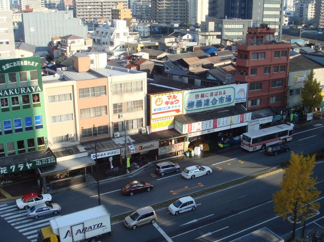 博多はグルメの宝庫です。この地でしか食べれない料理が沢山あります。この写真は博多の台所と言われている柳橋連合市場で、有名料亭の料理人も買付けに来る場所です。博多に行かれる方は早起きして是非覗いて見てください。朝揚がった新鮮な魚介類が所狭しといっぱい並んでいます（日曜日その他特定日休業）。博多駅博多口より西鉄バス約５分の柳橋バス停下車すぐ。また口コミや自分が食べて見つけたガイドブックには載っていないような美味しいお店も順次アップして行きます。