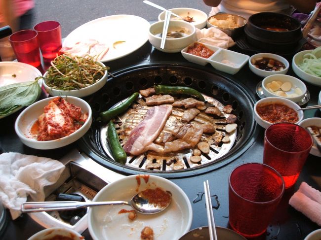 初韓国：ソウルです。<br /><br />韓流ブームが中学時代から来てたというあやちゃんと<br />一緒にいってきました。<br /><br />一足先に留学に行ってたゆきちゃんと合流して<br />３人で豪遊です。<br /><br />また食べて食べて・・・辛っと泣いて。<br />優雅な３泊４日でした。