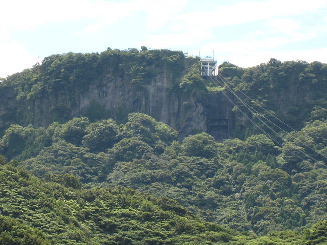 台風が去って晴れ間が出たのを幸いと、鋸山を目指して、行き当たりばったりに出かけました。<br />自宅の横浜からはアクアラインを経由して、今年７月４日全線開通した館山自動車で１時間半弱で到着できました。<br /><br />鋸山は標高３２９ｍの山で、日本一を誇る日本寺大仏をはじめ、百尺観音、千五百羅漢、山頂の地獄のぞきなど観光名所もてんこ盛りだが、日本で２番目の長さを誇る２，６３９段の参道は甘くなく、十二分に膝を笑わせてくれました。<br />ξ\(^。^ ))）））　〜♪<br /><br />だが下界には温泉も多く、海の幸と合わせて心身ともに癒してもらえますぞ。